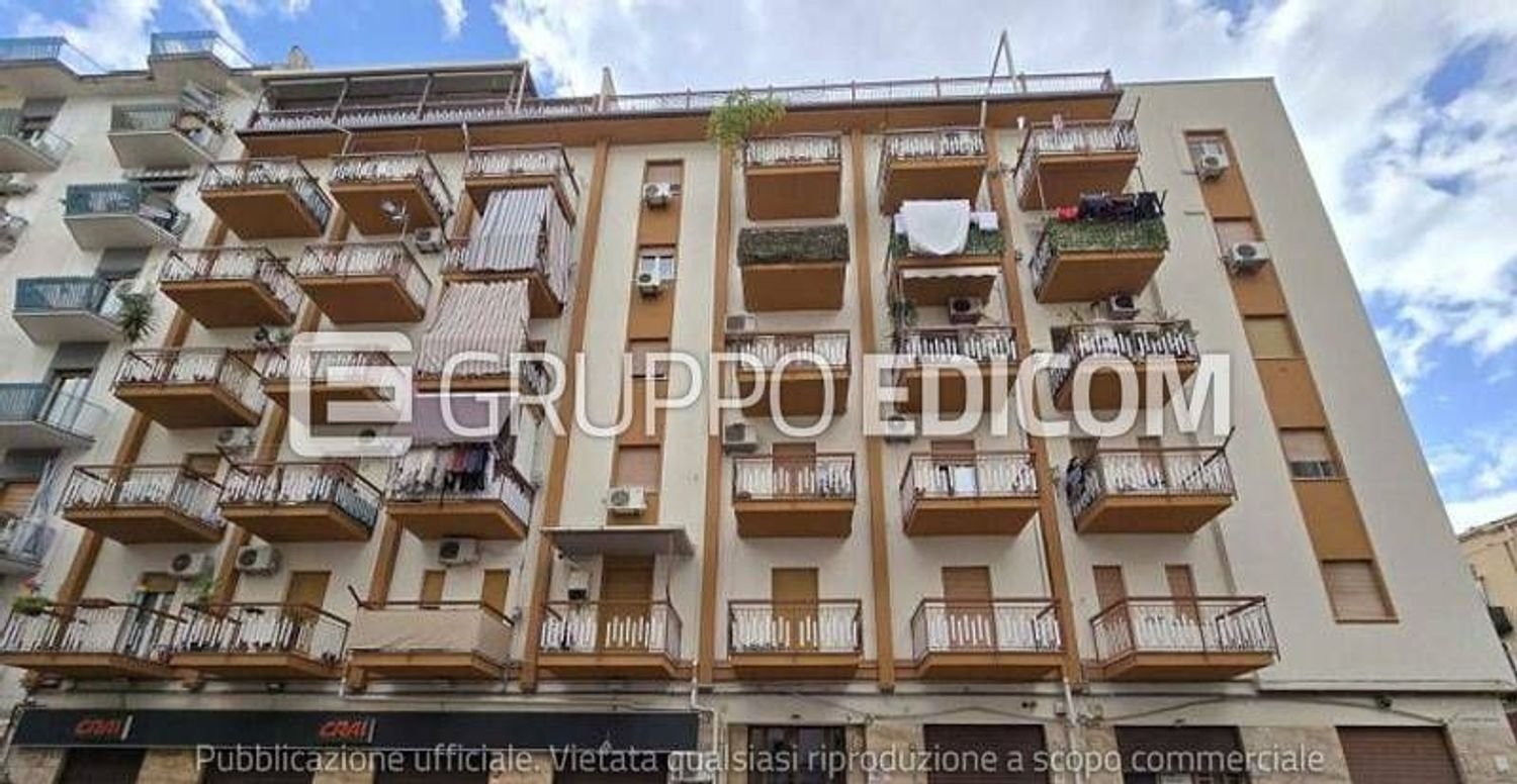 5 bedrooms Apartment in Palermo, Italy No. 348541