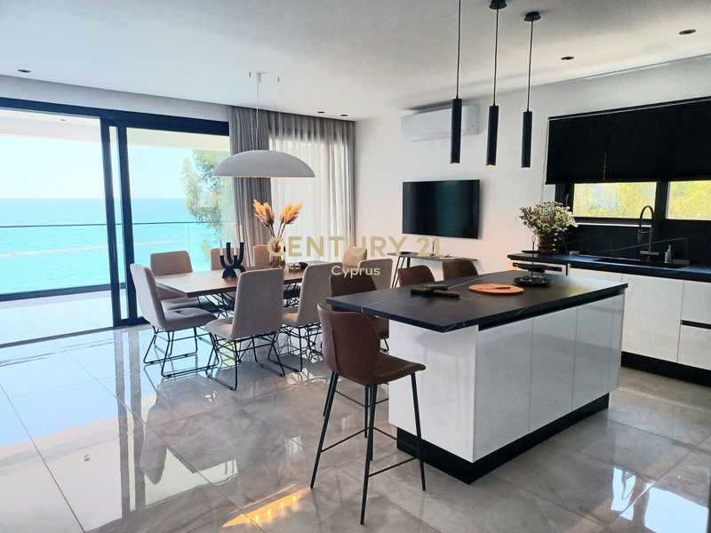 3 bedrooms Apartment in Germasogeia, Cyprus No. 17952