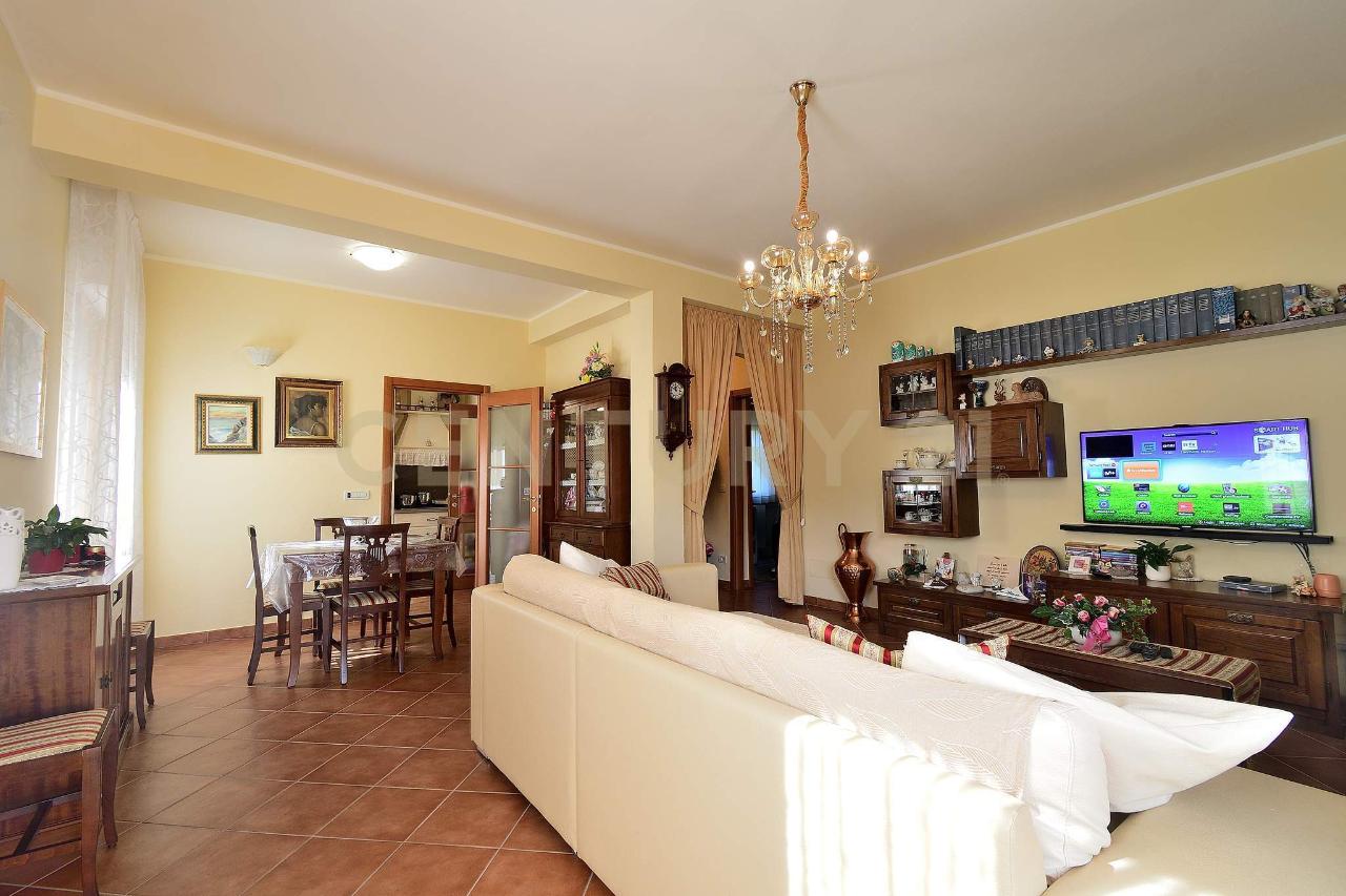 5-salle Appartement à Lucca, Italy No. 30095