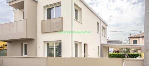 3 rooms Apartment in Venice, Italy No. 5650 2