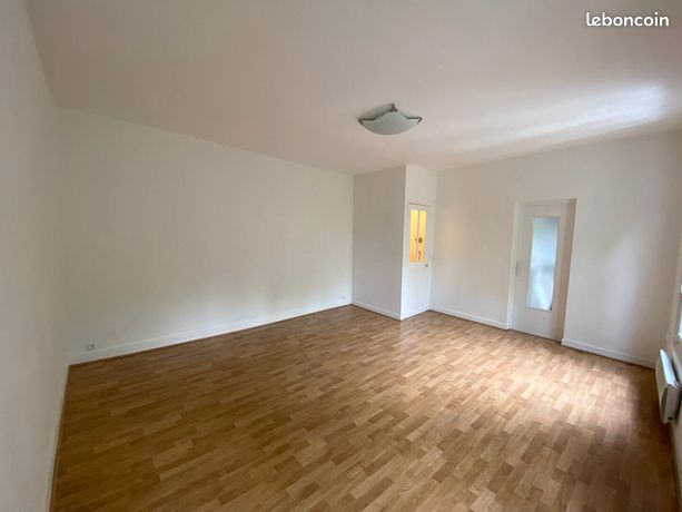 Studio in Le Bourget, France No. 306354