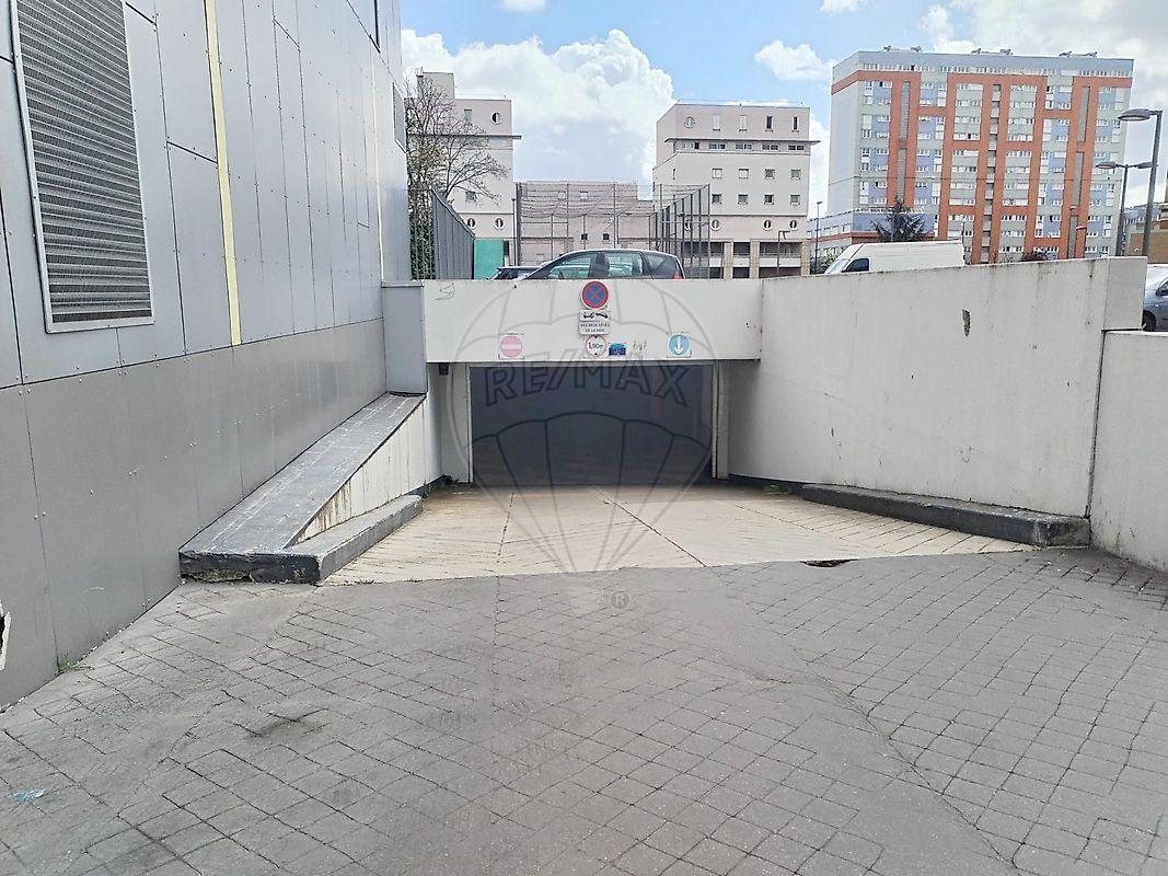13m² Parking in Colombes, France No. 166924