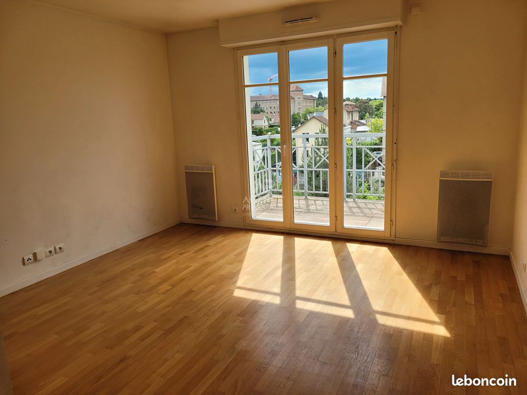 Studio in Saint-Germain-en-Laye, France No. 318184