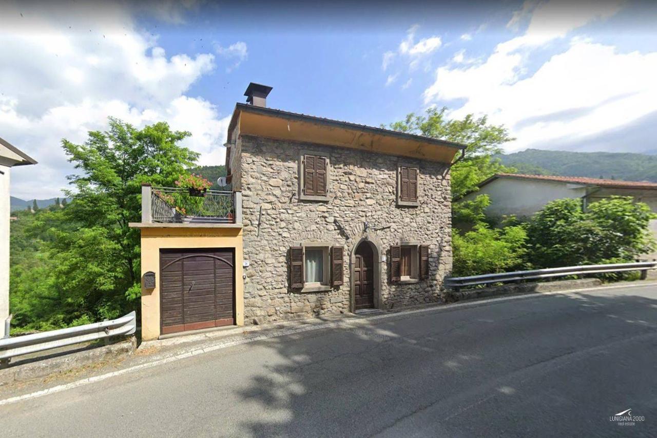 Villa de 5 habitaciónes en Fivizzano, Italy No. 164329
