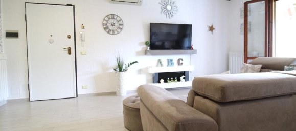 Квартира с 2 спальнями в Судзара, Италия № 329570 5