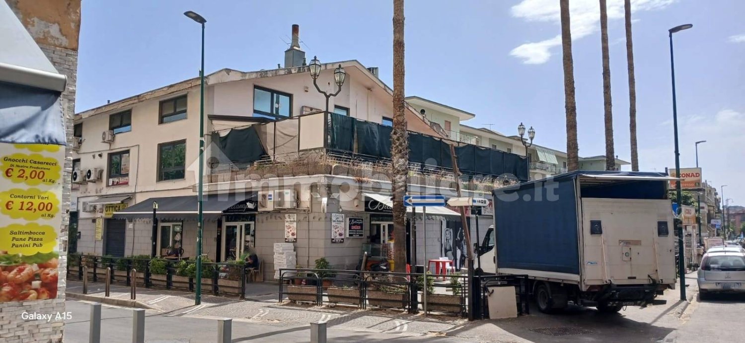 5 rooms Office in Naples, Italy No. 325222