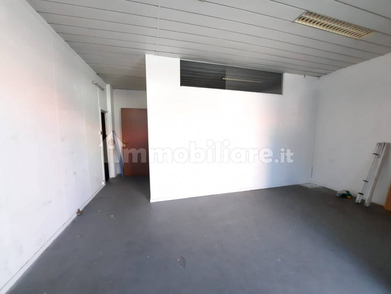 3 rooms Commercial property in Rome, Italy No. 292057