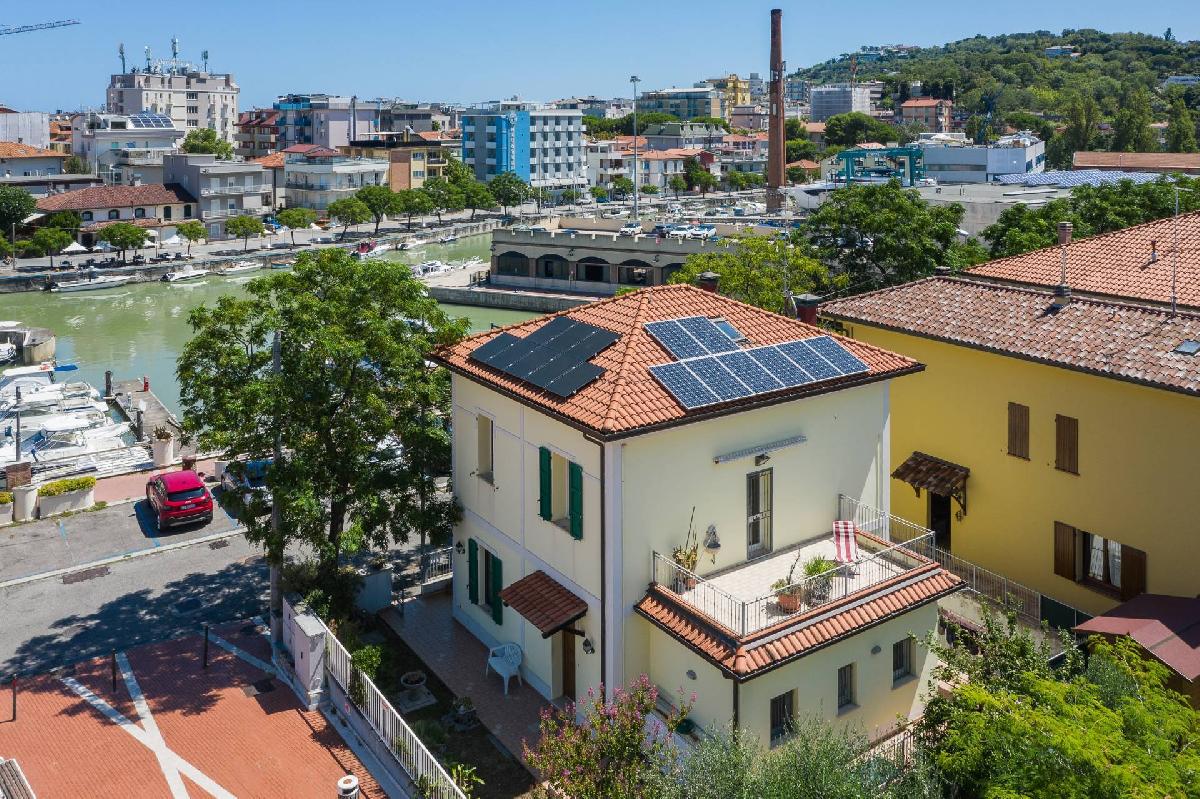 2 bedrooms Villa in Cattolica, Italy No. 360101