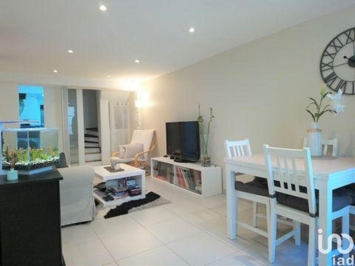 3 bedrooms House in Marines, France No. 7990