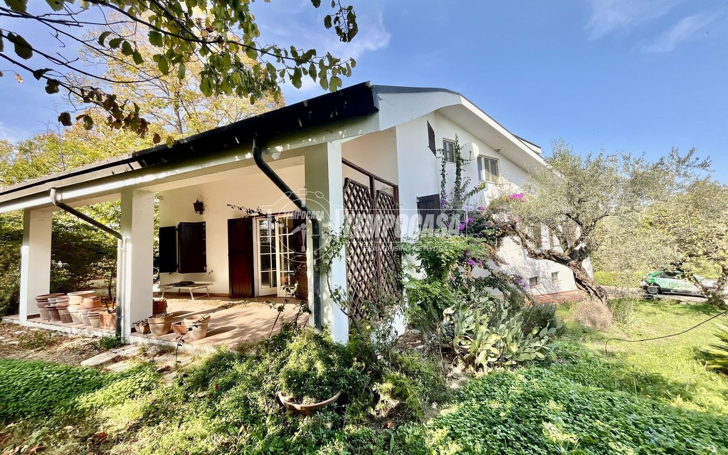 Вилла с 6 комнатами в Спольторе, Италия № 210449