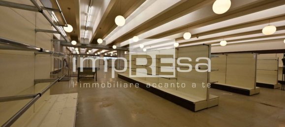 Коммерческая недвижимость с 5 комнатами в Вогера, Италия № 112911 15