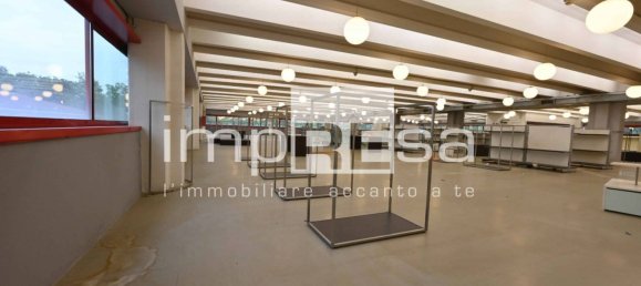 Коммерческая недвижимость с 5 комнатами в Вогера, Италия № 112911 12