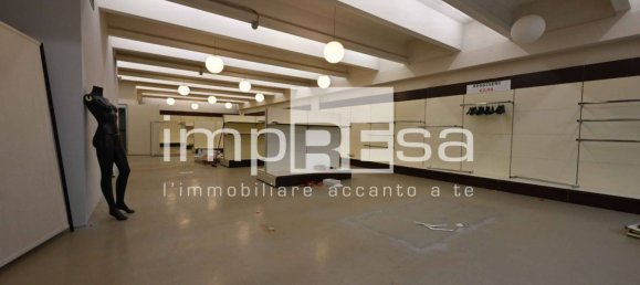 Коммерческая недвижимость с 5 комнатами в Вогера, Италия № 112911 14