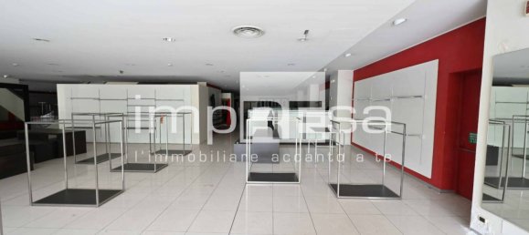 Коммерческая недвижимость с 5 комнатами в Вогера, Италия № 112911 18