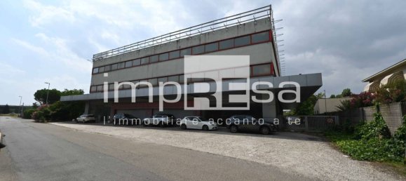 Коммерческая недвижимость с 5 комнатами в Вогера, Италия № 112911 4