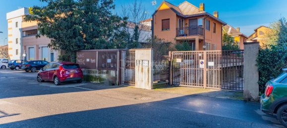 1 room Garage in Magenta, Italy No. 4726 6
