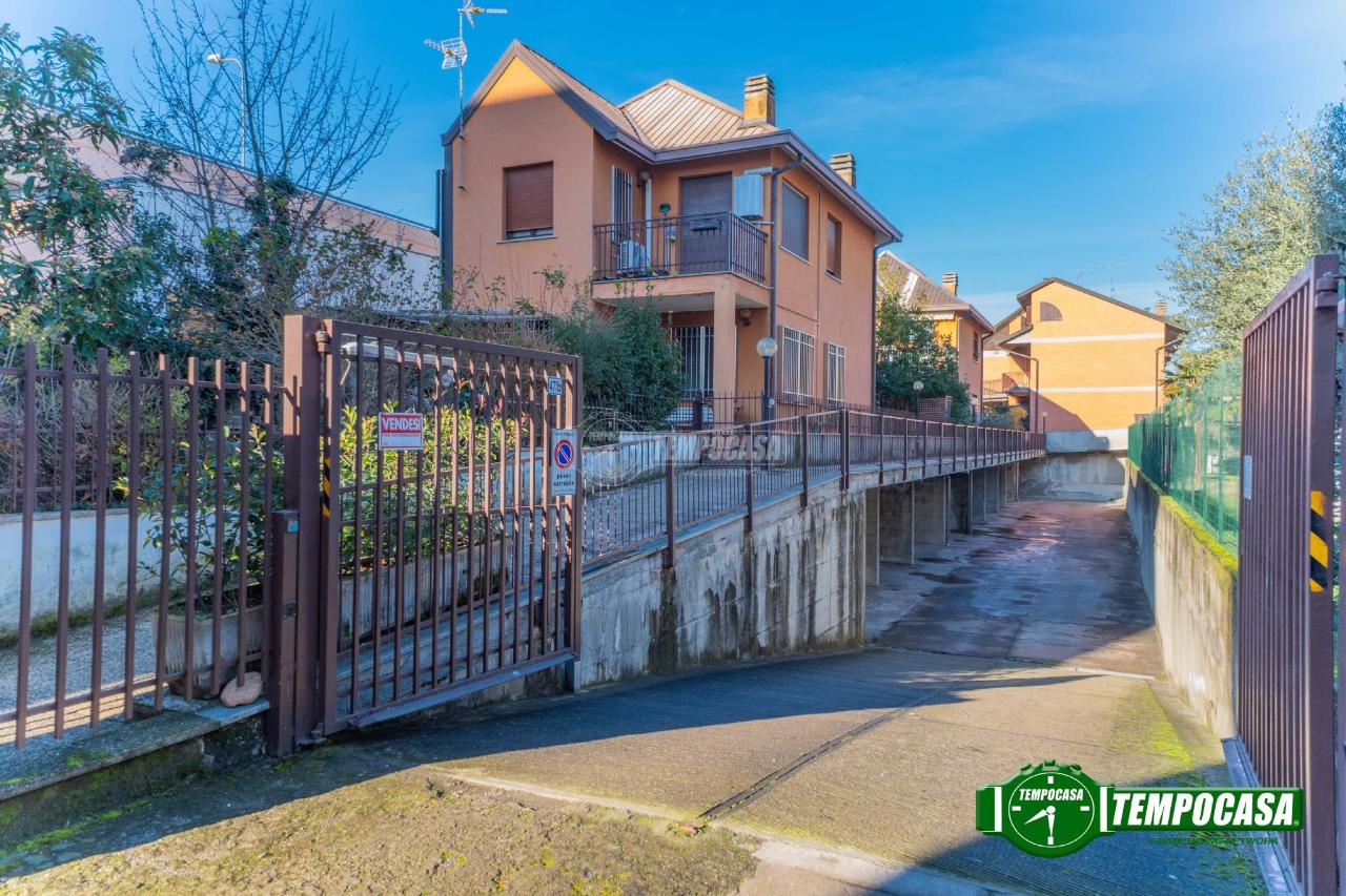 1 room Garage in Magenta, Italy No. 4726