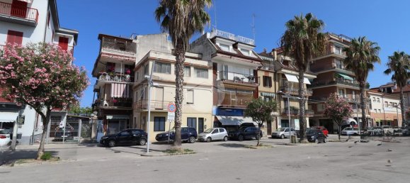 1 room Commercial property in San Benedetto del Tronto, Italy No. 324243 3