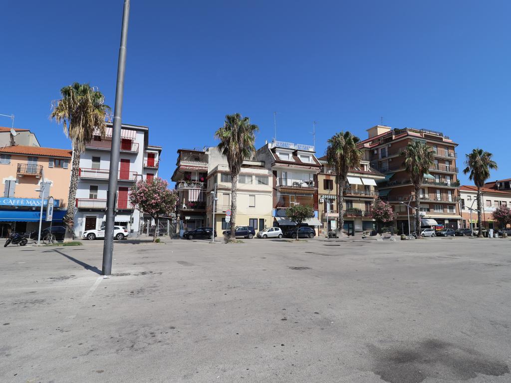 1 room Commercial property in San Benedetto del Tronto, Italy No. 324243