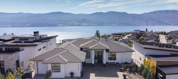 5 bedrooms House in British Columbia, Canada No. 1227 2