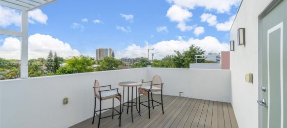 3 bedrooms Duplex for rent in Miami, Miami-Dade, Florida, USA № 615056 2