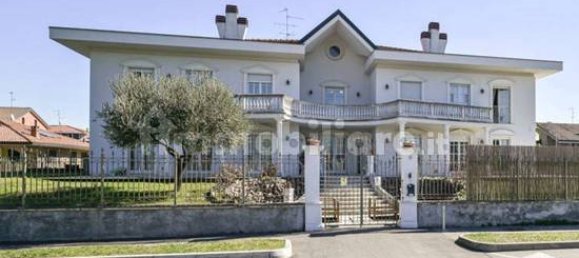 Villa de 20 dormitorios en Lainate, Italy No. 85443 45