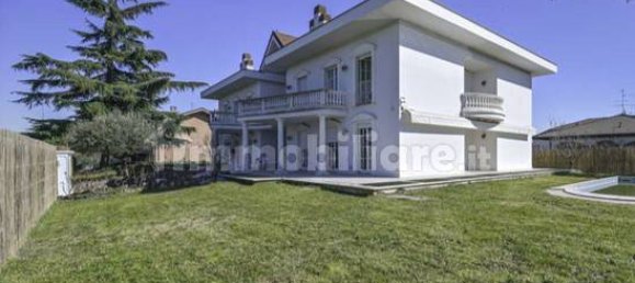 Villa de 20 dormitorios en Lainate, Italy No. 85443 16