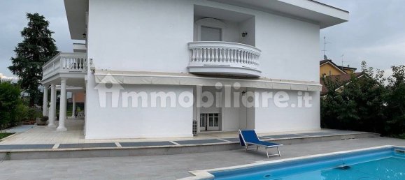 Villa de 20 dormitorios en Lainate, Italy No. 85443 6