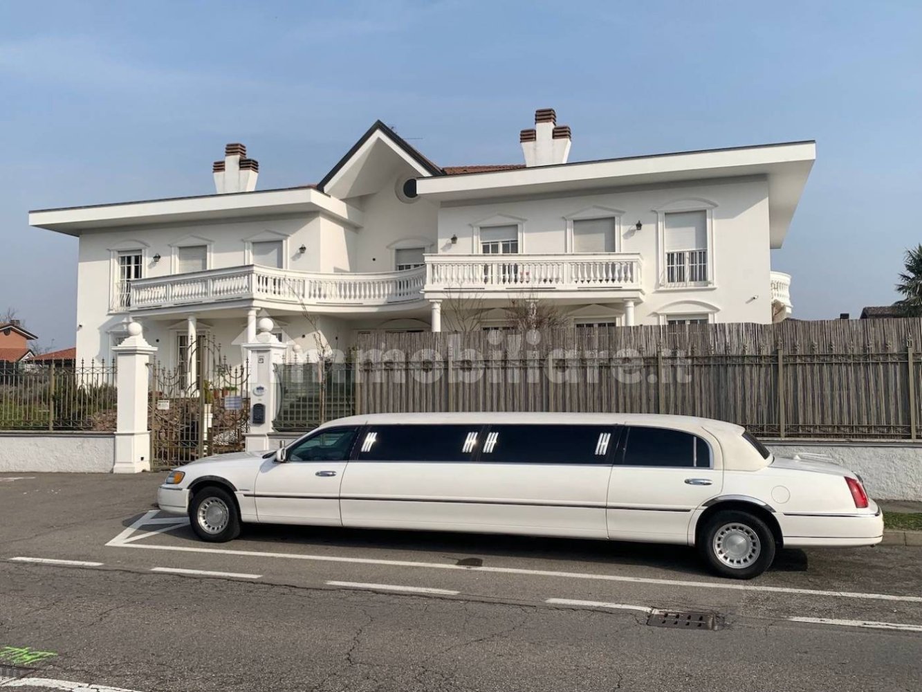 Villa de 20 dormitorios en Lainate, Italy No. 85443