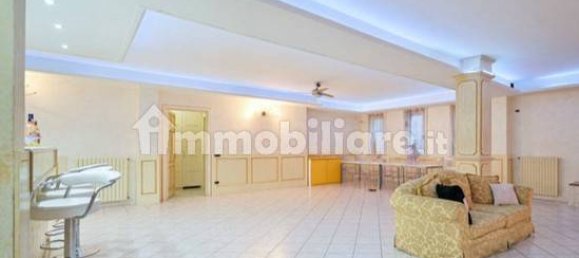 Villa de 20 dormitorios en Lainate, Italy No. 85443 21