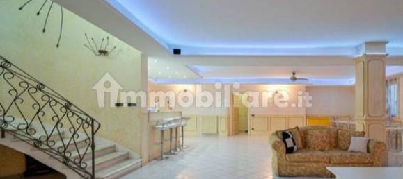 Villa de 20 dormitorios en Lainate, Italy No. 85443 26