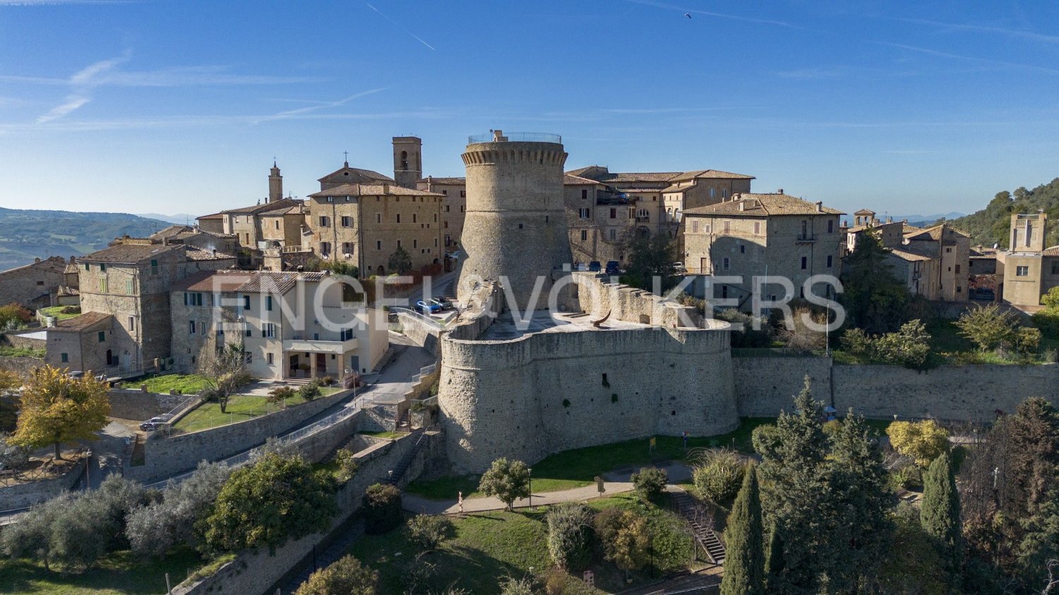 Edificio de 8 dormitorios en Gualdo Cattaneo, Italy No. 129186