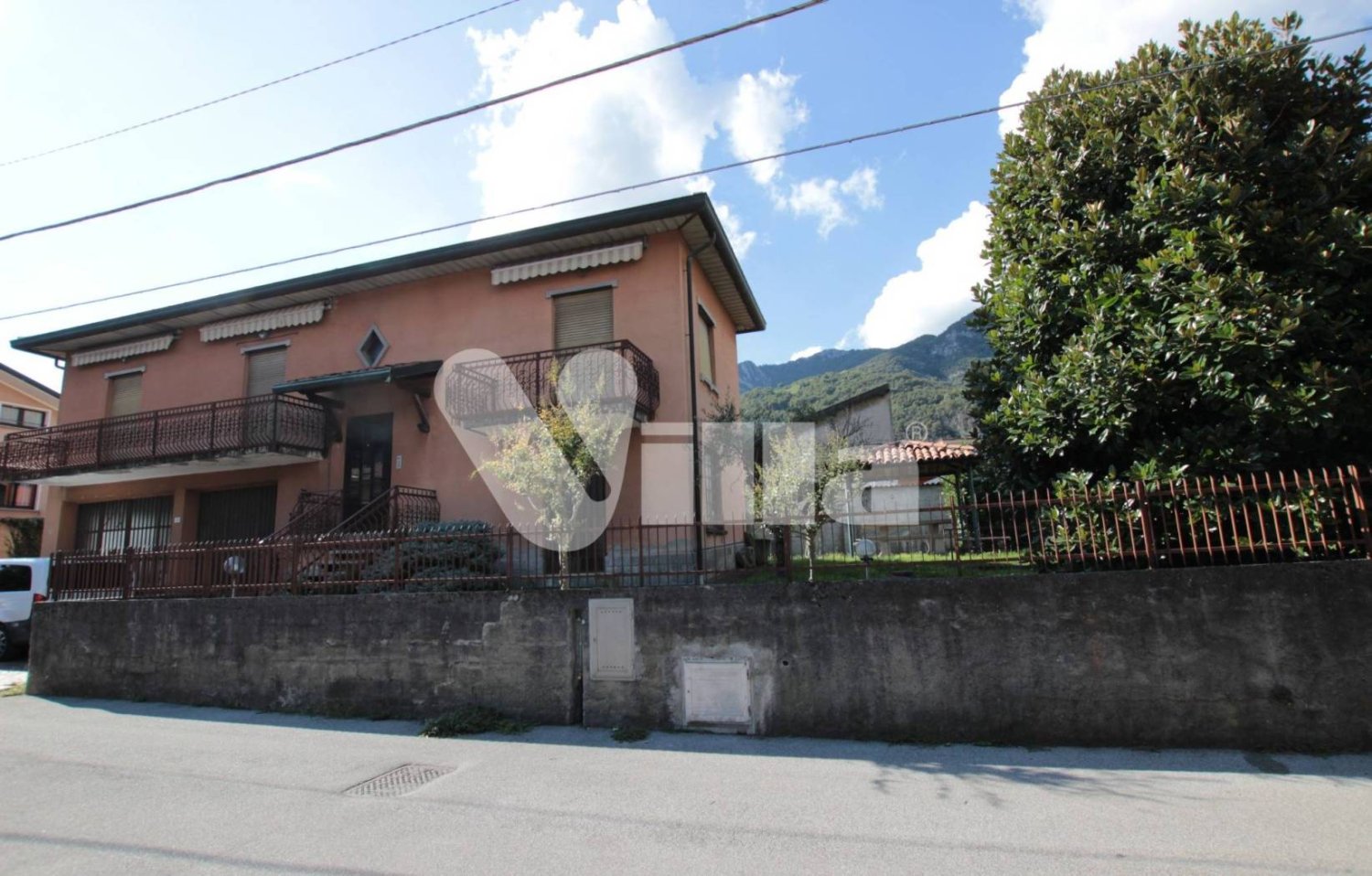 2 Schlafzimmer Villa in Valmadrera, Italy, Nr. 377045