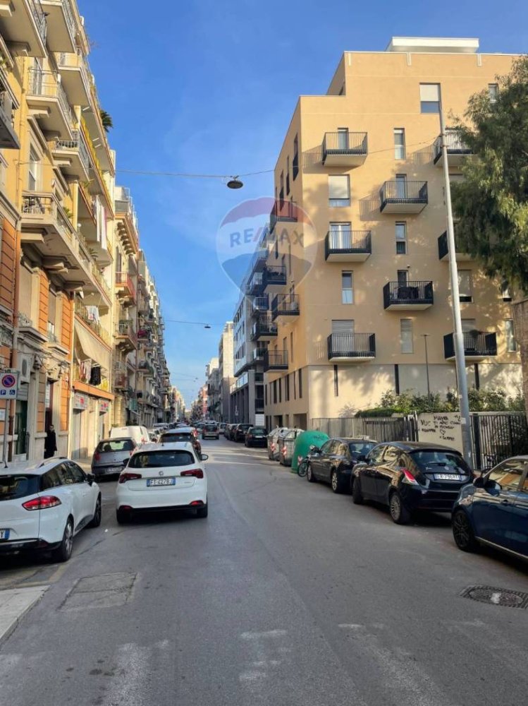 Коммерческая недвижимость с 2 комнатами в Бари, Италия № 208956