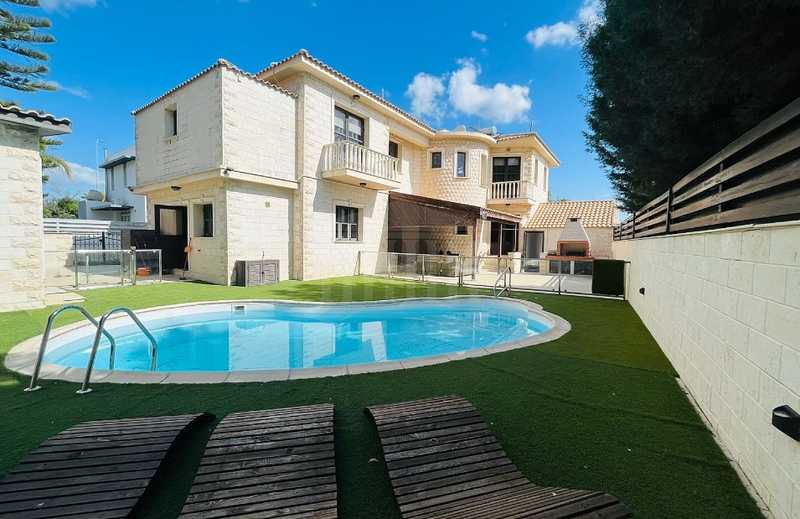 5 bedrooms House in Aradippou, Cyprus No. 15728