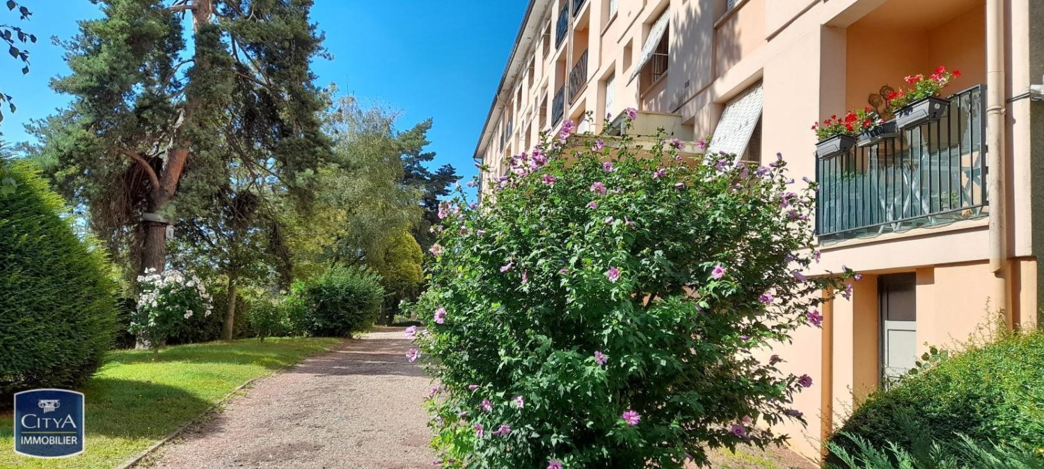 Casa de 3 habitaciónes en Tournus, France No. 303190