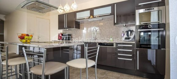 5 bedrooms Villa in Villefontaine, France No. 317113 6