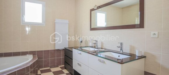 5 bedrooms Villa in Villefontaine, France No. 317113 11