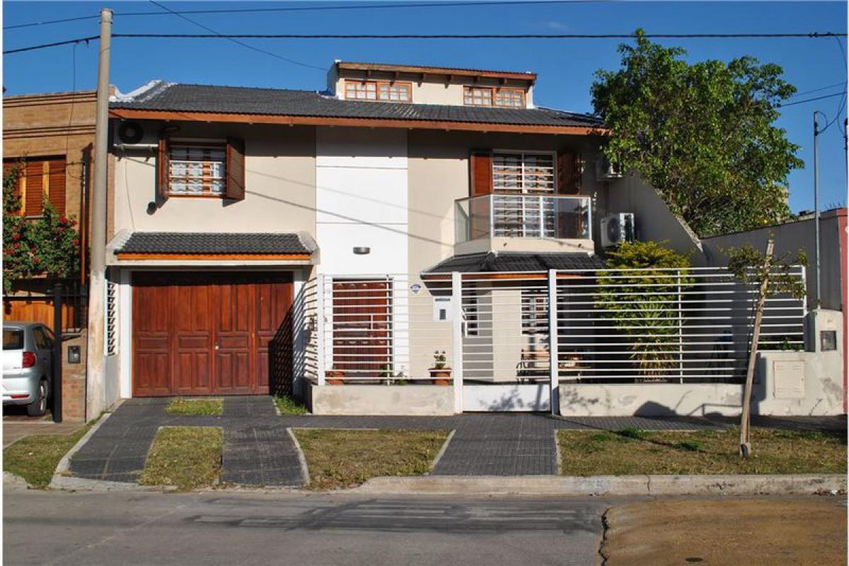 Casa de 4 dormitorios en Córdoba, Argentina No. 4368