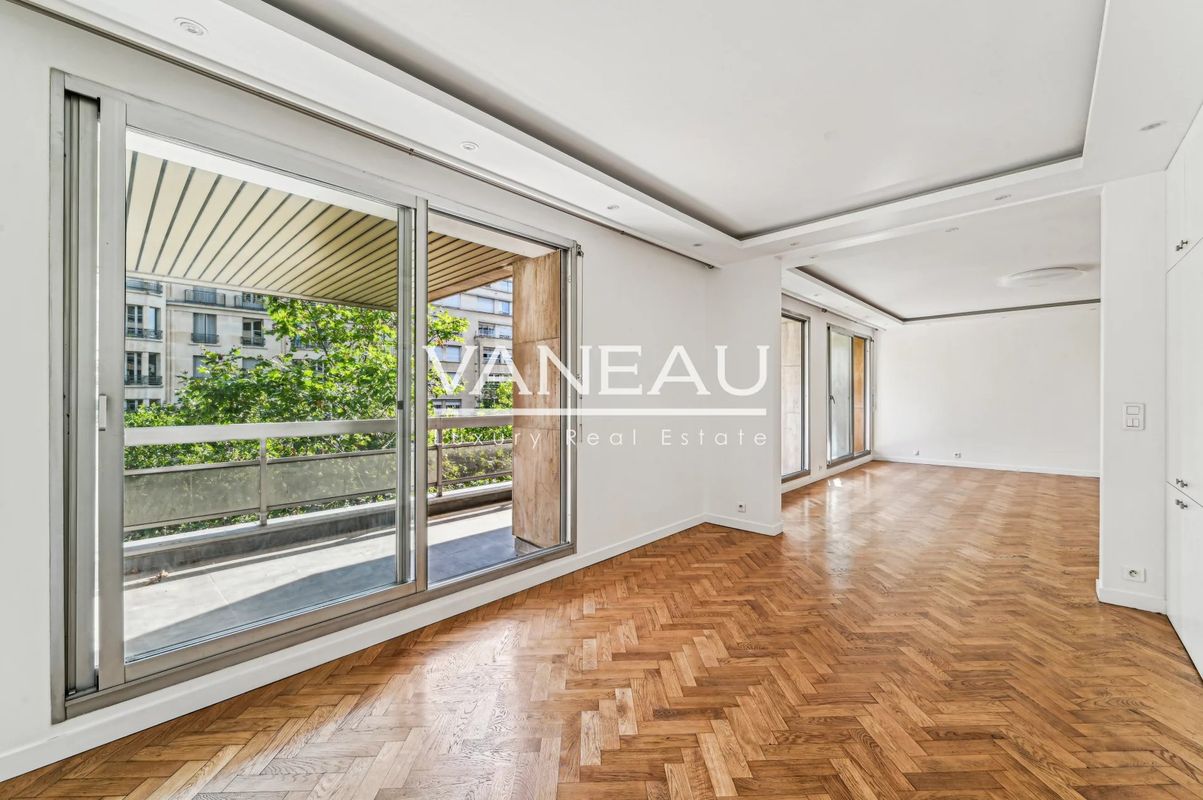 3 bedrooms Apartment in Paris, France No. 170111