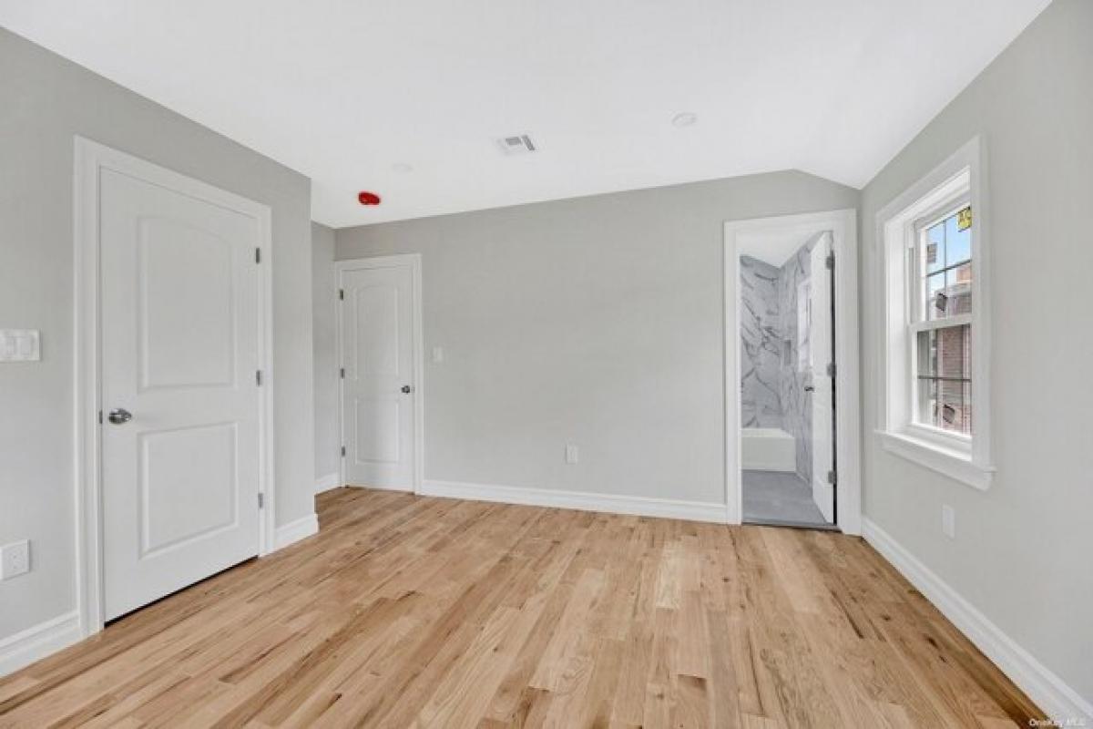 6 bedrooms House in Springfield Gardens, USA No. 383893