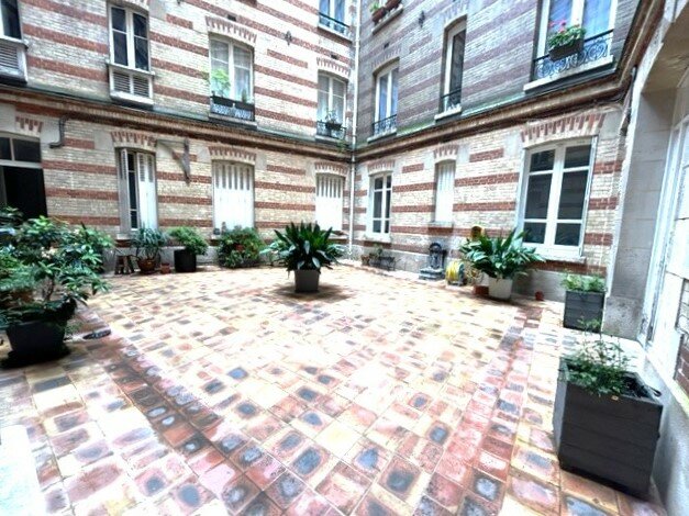 57m² Commercial property in Paris, France No. 334734