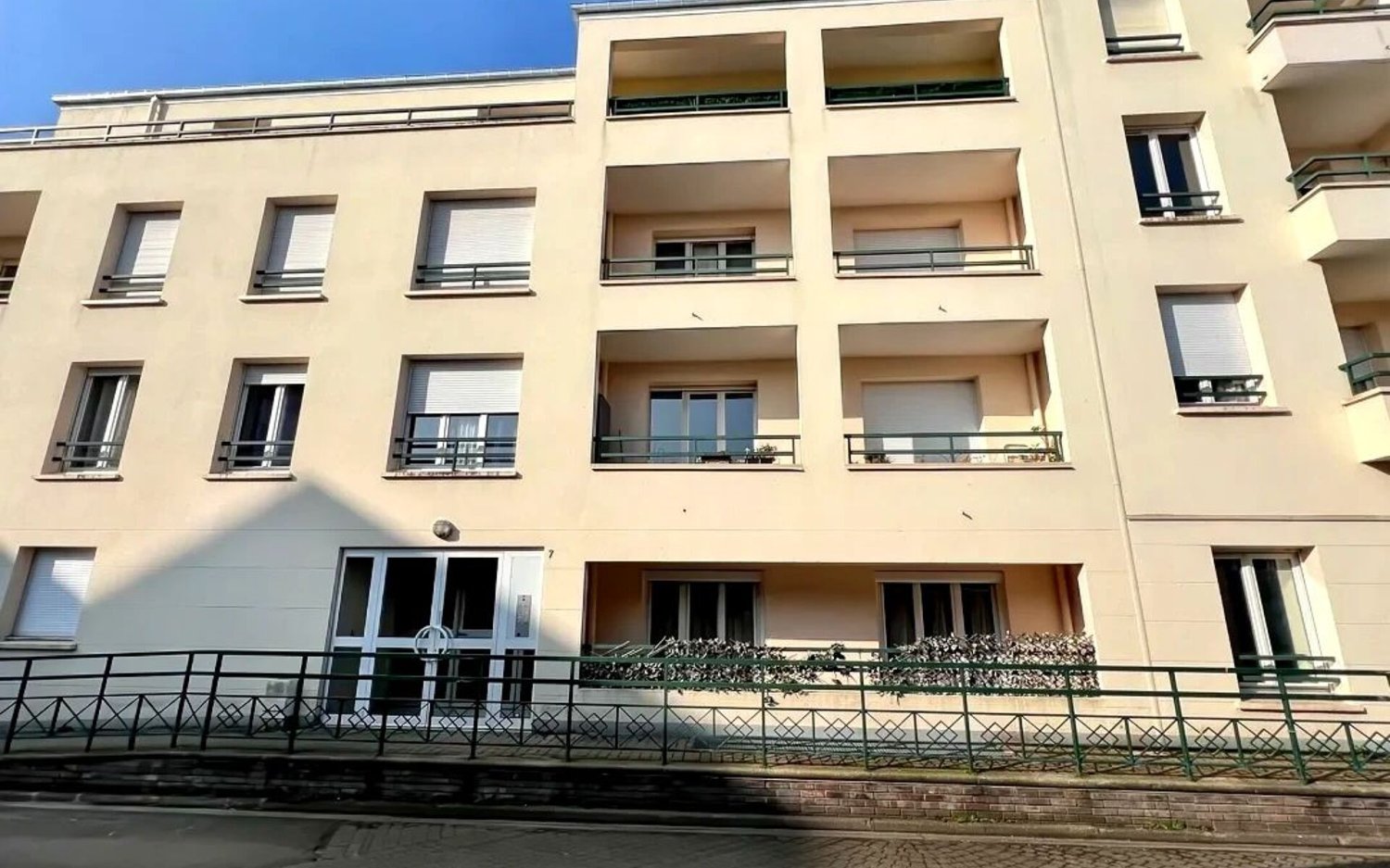 2 bedrooms Apartment in Le Plessis-Trevise, France No. 140035