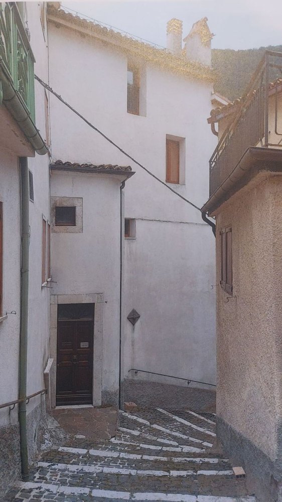 Apartamento de 4 dormitorios en Villetta Barrea, Italy No. 363155