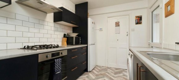 2 bedrooms House in Kenley, United Kingdom No. 8034 4