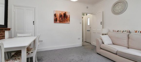 2 bedrooms House in Kenley, United Kingdom No. 8034 9