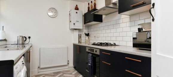 2 bedrooms House in Kenley, United Kingdom No. 8034 8