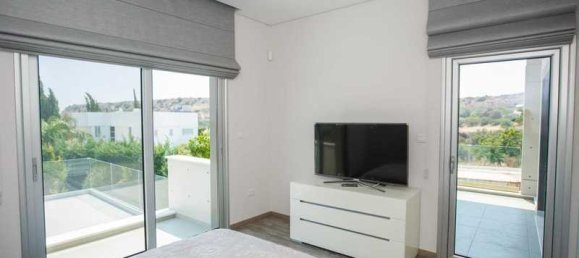 4 bedrooms House in Agios Tychonas, Cyprus No. 7345 2