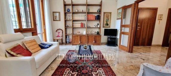 2 bedrooms Apartment in Florence, Italy No. 324438 2