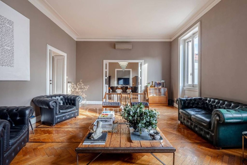5 bedrooms Apartment in Milan, Italy No. 248104